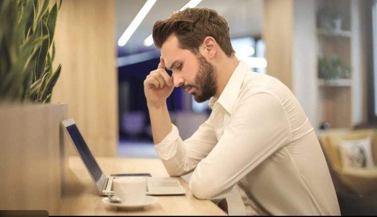 de ce vorbim singuri – persoana gandindu-se si vorbind cu voce tare intr-un birou