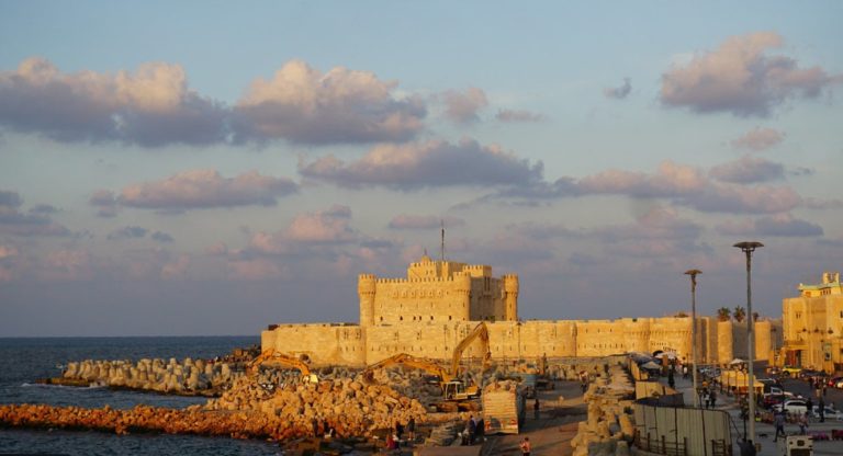 biblioteca din alexandria – interior antic cu suluri de pergament