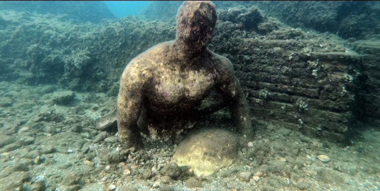 orasul atlantida – ruine antice scufundate sub apa