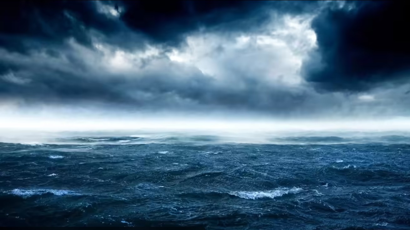 triunghiul bermudelor – ocean agitat sub cer dramatic