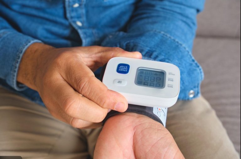 tensiune arteriala mare – persoana masurandu-si tensiunea acasa