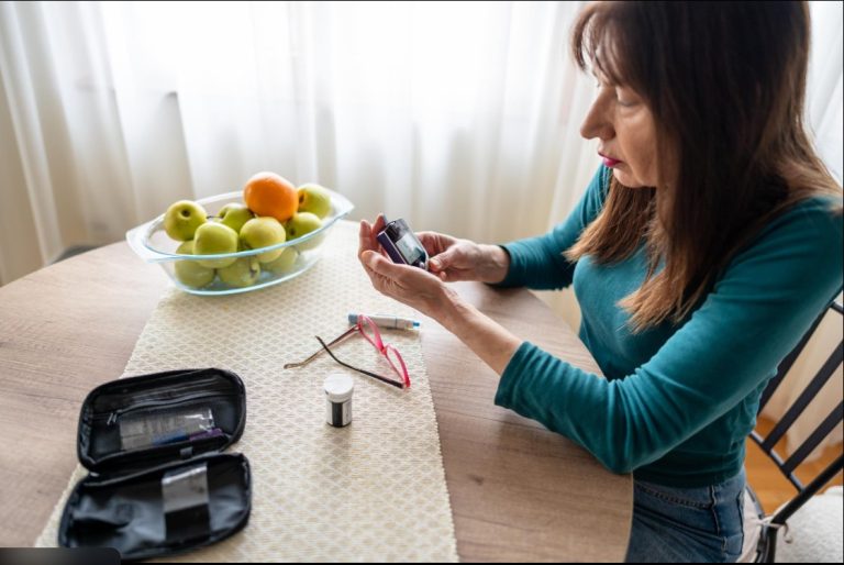 glicemie crescuta – persoana masurand glicemia cu glucometru acasa