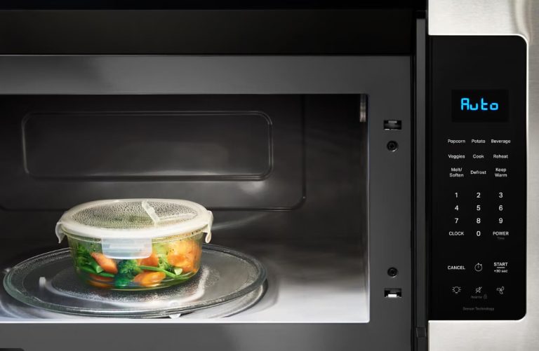 cuptorul cu microunde – bucatarie moderna cu aparat in functiune