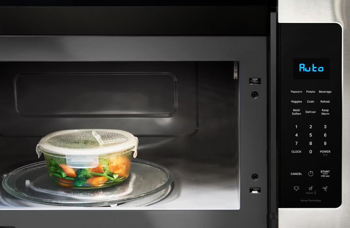 cuptorul cu microunde – bucatarie moderna cu aparat in functiune