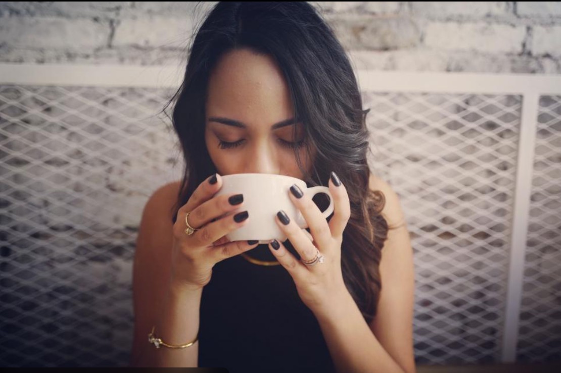 cafeaua creste sau scade riscul de infarct – ceasca de cafea pe masa