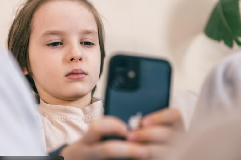 copilul sta prea mult pe telefon – copil folosind telefonul mobil