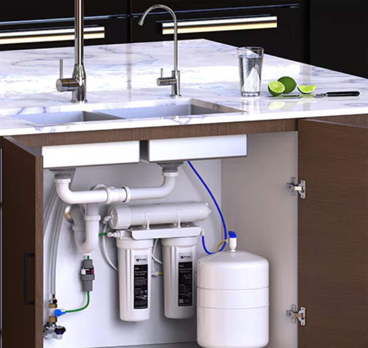 sistem de osmoza inversa montat sub chiuveta in bucatarie