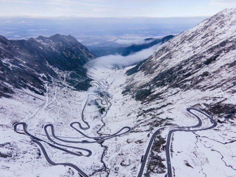 locuri spectaculoase din Romania – peisaj montan si sat traditional