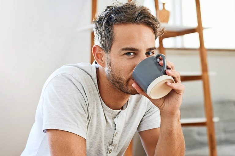 memorie mirosuri – persoana simtind un miros si amintiri