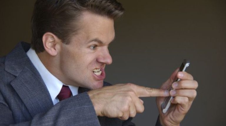 vibratie fantoma telefon – persoana verificand telefonul