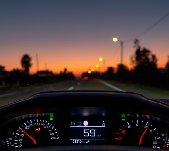 cum sa economisesti combustibil – sofer conducand economic