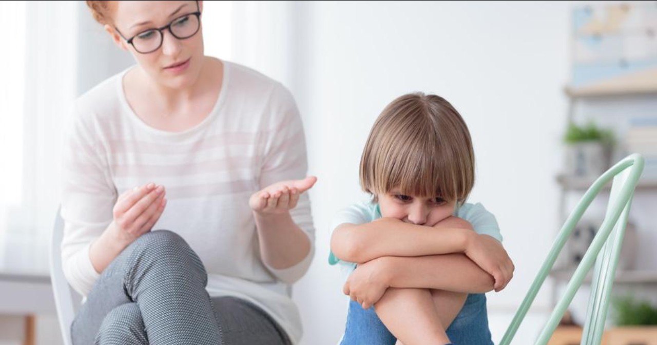 Ce NU ar trebui să spui niciodată copilului tău: 15 fraze care îi pot afecta încrederea și dezvoltarea (explicate de psihologi români)
